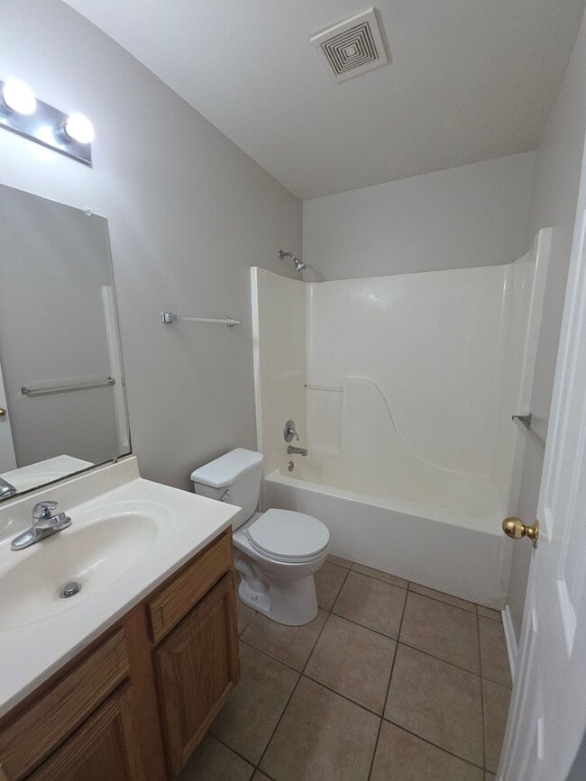 Building Photo - 102 Willow Creek Dr
