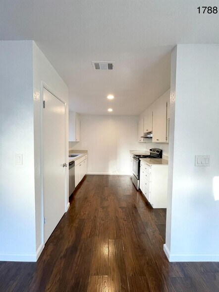 Building Photo - 1788 Long Barn Way