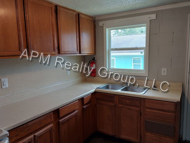 Building Photo - Two bedroom apt near Harden Street
