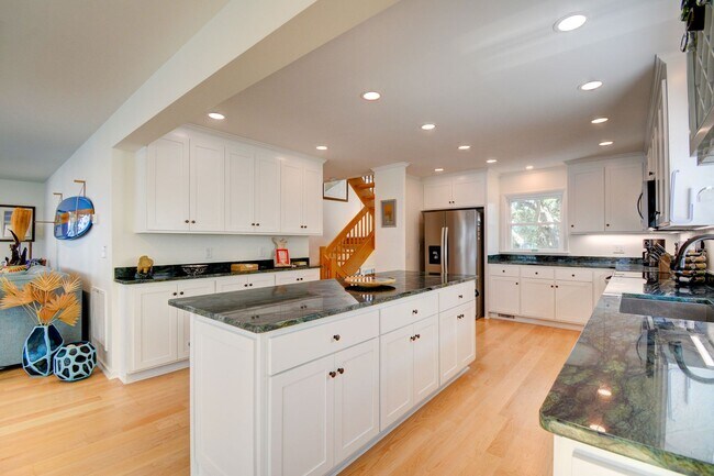 Building Photo - Seasonal Rental: Total Relaxation with Sou...