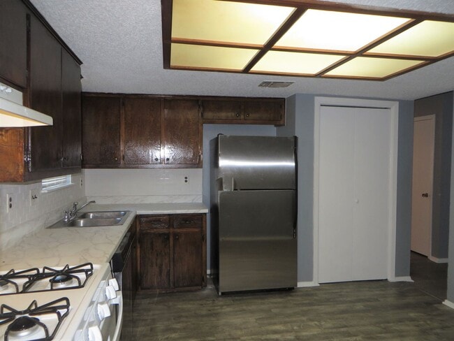 Building Photo - 663