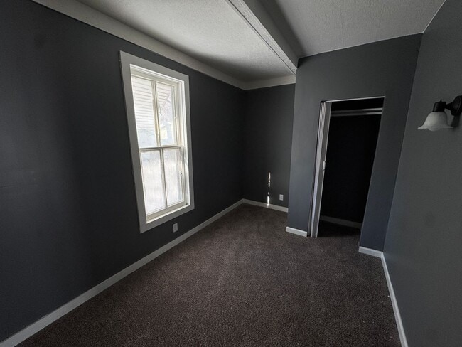 Building Photo - Check this Charming Single-Family Home in Galesburg!