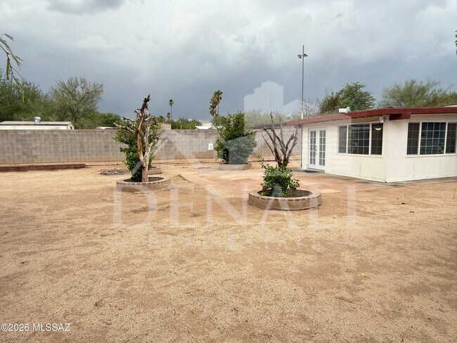 Building Photo - 2812 W Calle Ocio
