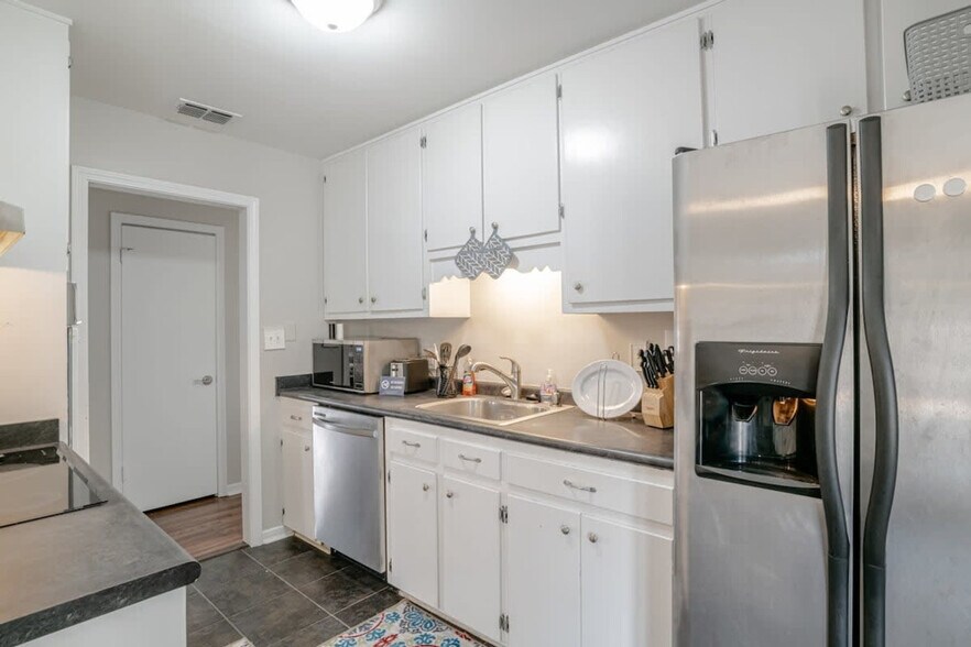Building Photo - 850 Forestwood Dr