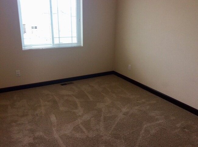 Building Photo - Beautiful, spacious townhouse for rent