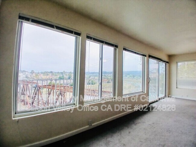 Building Photo - 1104 E Cliff Dr