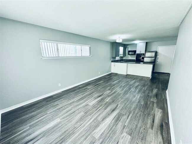 Building Photo - 601 W 11th St