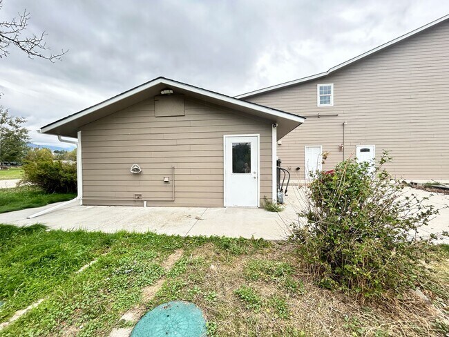 Building Photo - 529 W River Rd