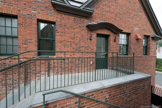 Building Photo - 5 Church Ln