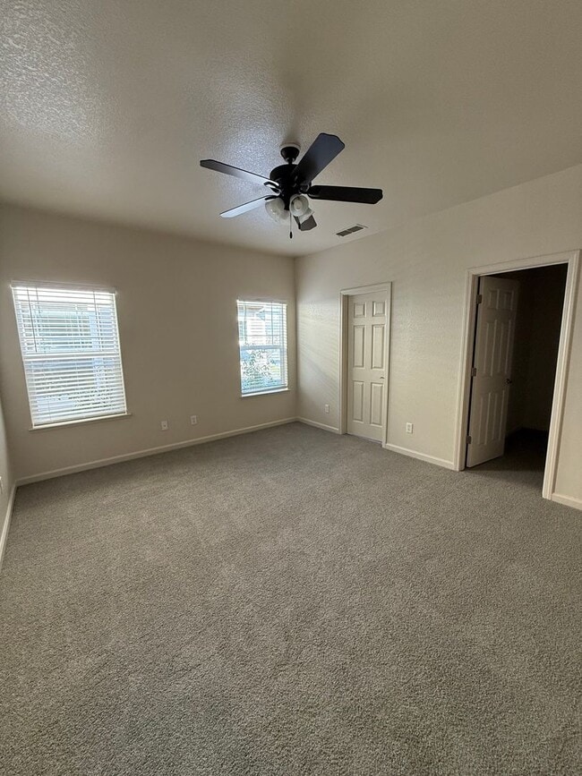 Building Photo - 3 Bedroom Home Close to Gym and Shopping-$1,000 OFF First Month's Rent