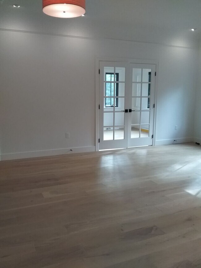 Building Photo - Completely remodeled 3 bed 2.5 bath single...