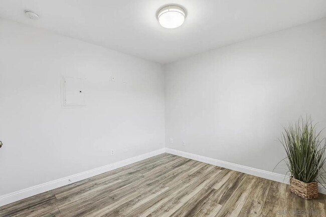 Building Photo - 800 N Mollison Ave