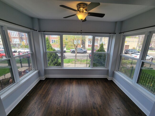 Building Photo - 4849 N Sawyer Ave