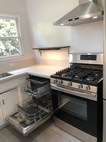 Building Photo - 1380 Masselin Ave