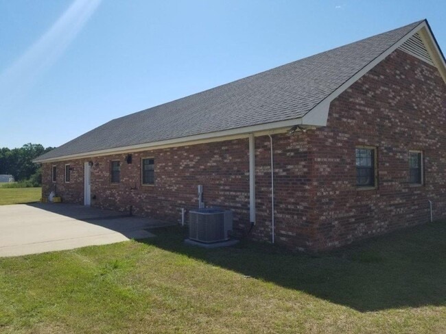 Building Photo - 6047 Wayne Memorial Dr