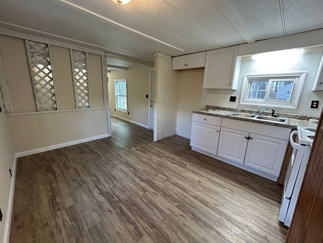 Building Photo - 2 Bedroom, 2 Bathroom- 153A Lone Oak Rd