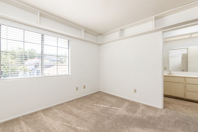 Building Photo - Lovely 4 bedroom Oceanside home!