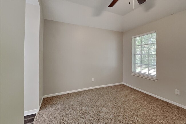 Building Photo - 15907 Lausanne Dr