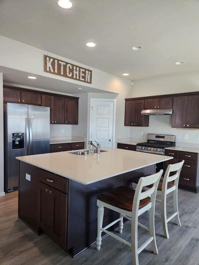 Building Photo - Available in Nov 2025 - Stunning 4-Bedroom...