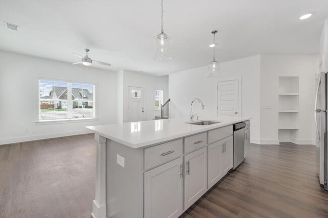 Building Photo - 2 Bedroom with Bonus Office!