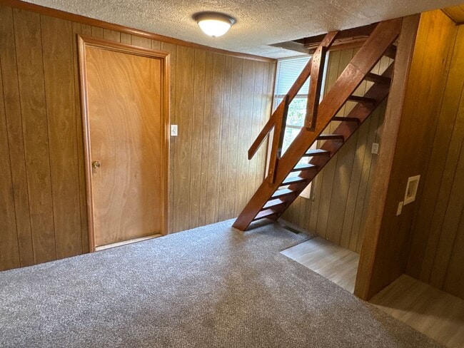 Building Photo - 2 Bedroom House!  $750!!!