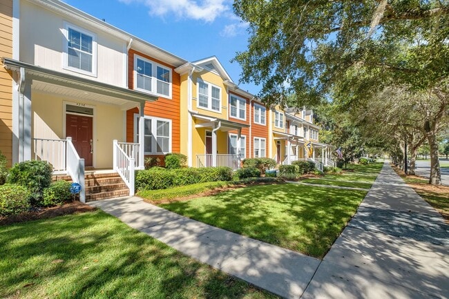 Building Photo - Southwood Townhome with Community Pool