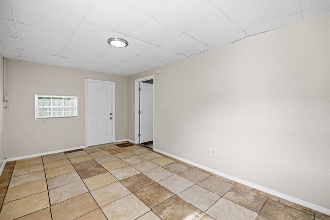 Building Photo - 619-629 Woodlawn St