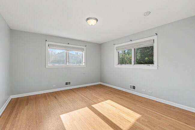 Building Photo - Beautifully Updated 4BR Home Blending Mid-Century Charm & Modern Comfort