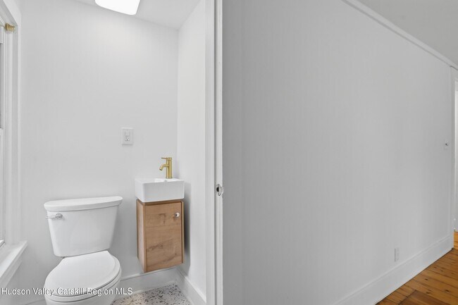 Building Photo - 872 NY-212