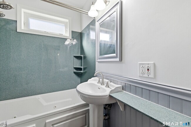 Building Photo - 198 Oxford St