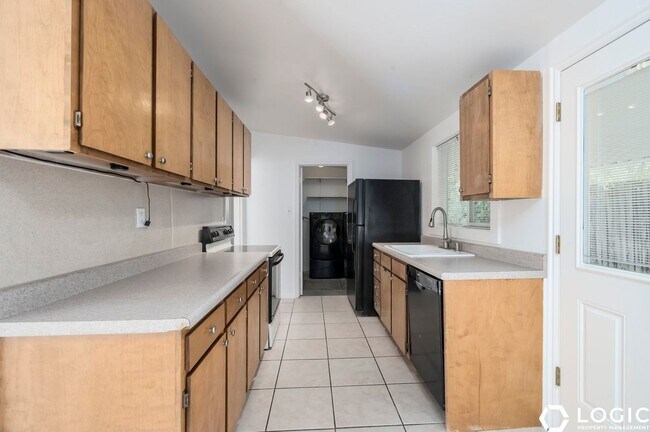 Building Photo - 6809 S Meadow Downs Way