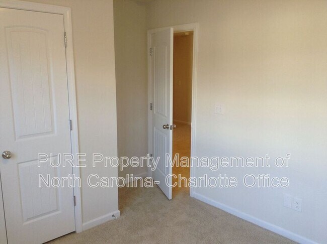 Building Photo - 613 Oak Forest Lane