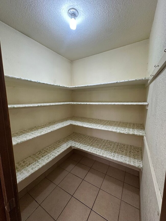 Building Photo - Cute 2 bedroom, 2 bathroom home with firep...
