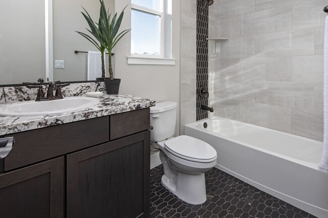 Building Photo - 3 Bedroom | 3 Baths | plus large loft | 20...