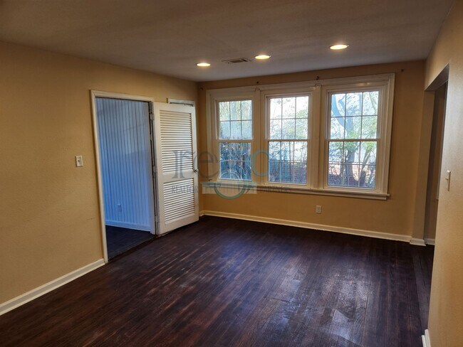 Building Photo - Great Family Home!  4BR 2 BA