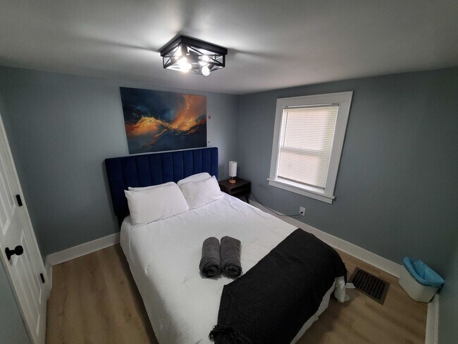 Building Photo - Fully Furnished 3BR Home with Garage & Large Yard – Move-In Ready!