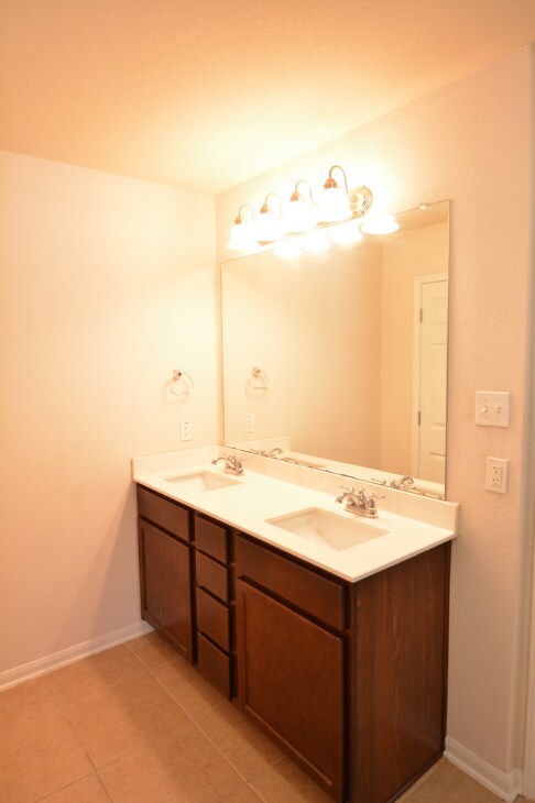 Building Photo - 7919 Woodbury Dr