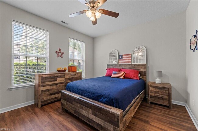 Building Photo - 3 Story Townhouse-style Condo Near Town Ce...