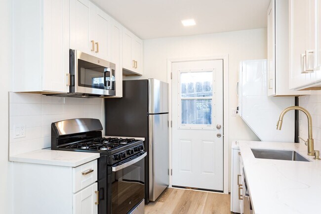 Building Photo - COMING SOON!! Amazing Renovated 1-BR Unit ...