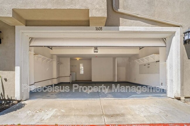 Building Photo - 1608 White Hickory Pl