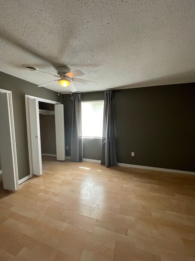 Building Photo - 3 Bedroom / 2 Bath Home Near Campus!