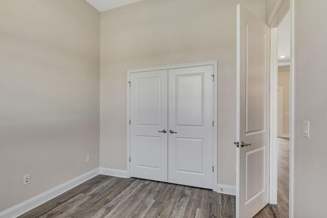 Building Photo - 5 Eastvue Pl