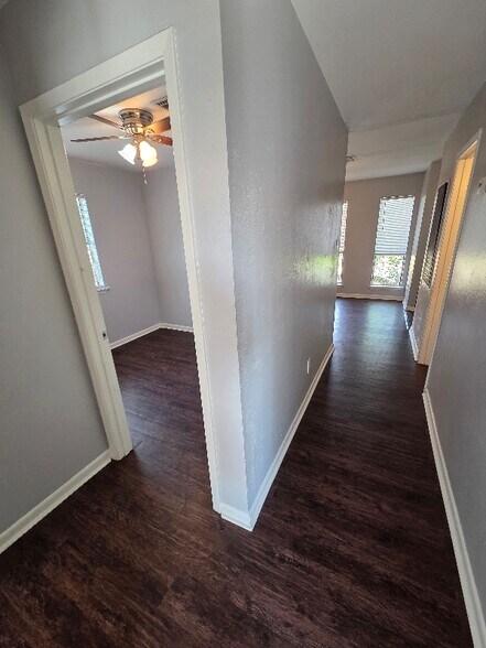 Building Photo - 406 Manuel Dr