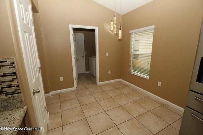 Building Photo - 535 Trymore Dr SE