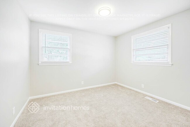 Building Photo - 562 Whispering Hills Dr