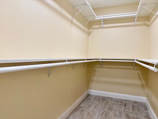 Building Photo - House For Rent