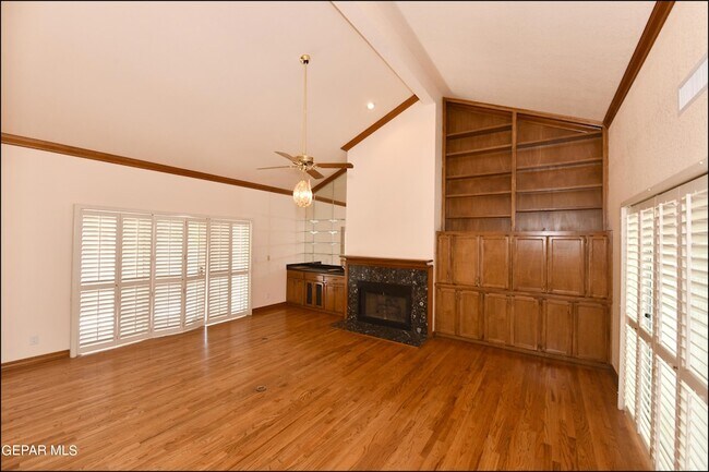 Building Photo - 1004 Los Jardines Cir