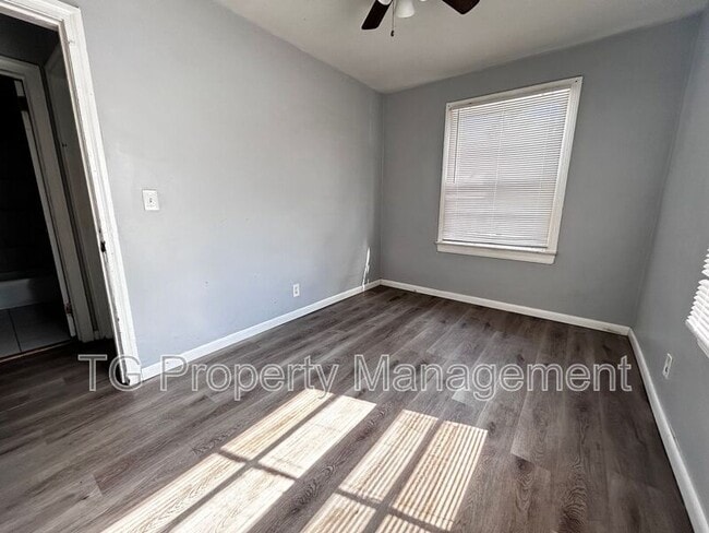 Building Photo - 2057 Brackland St