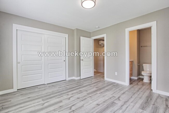 Building Photo - 2 Bed, 2.5 Bath Uptown Townhouse