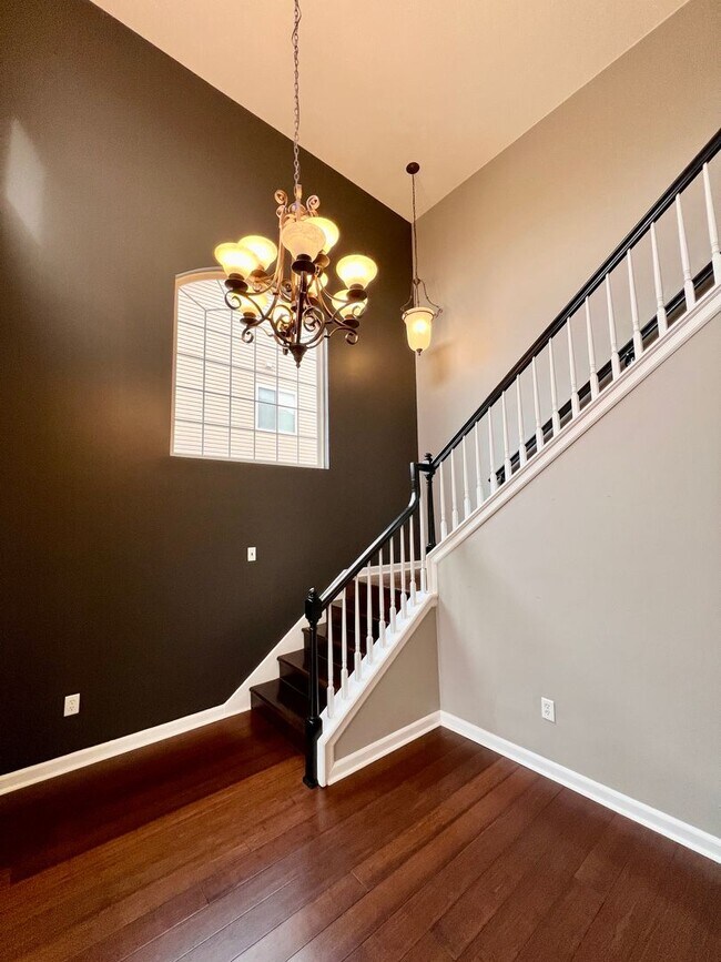 Building Photo - 6 Bed 4 Bath in West End